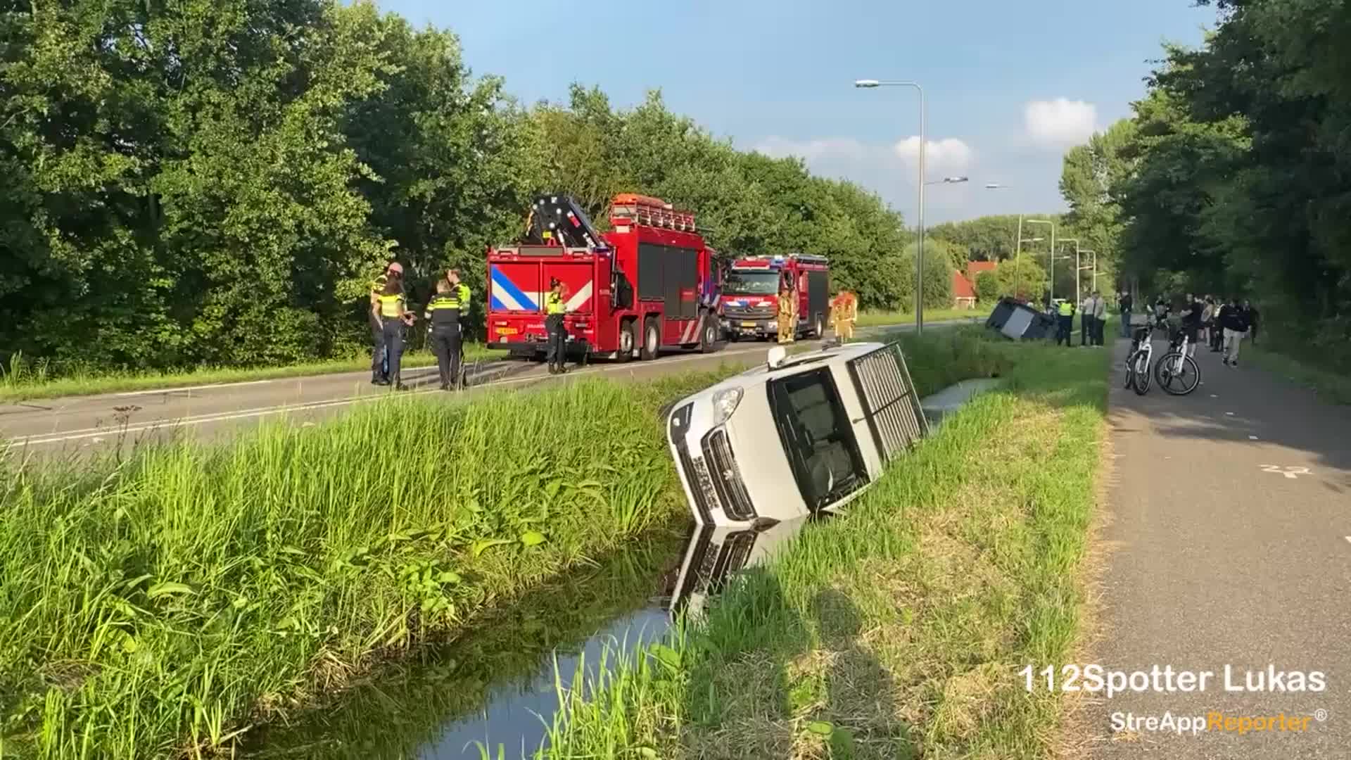 2 voertuigen te water
