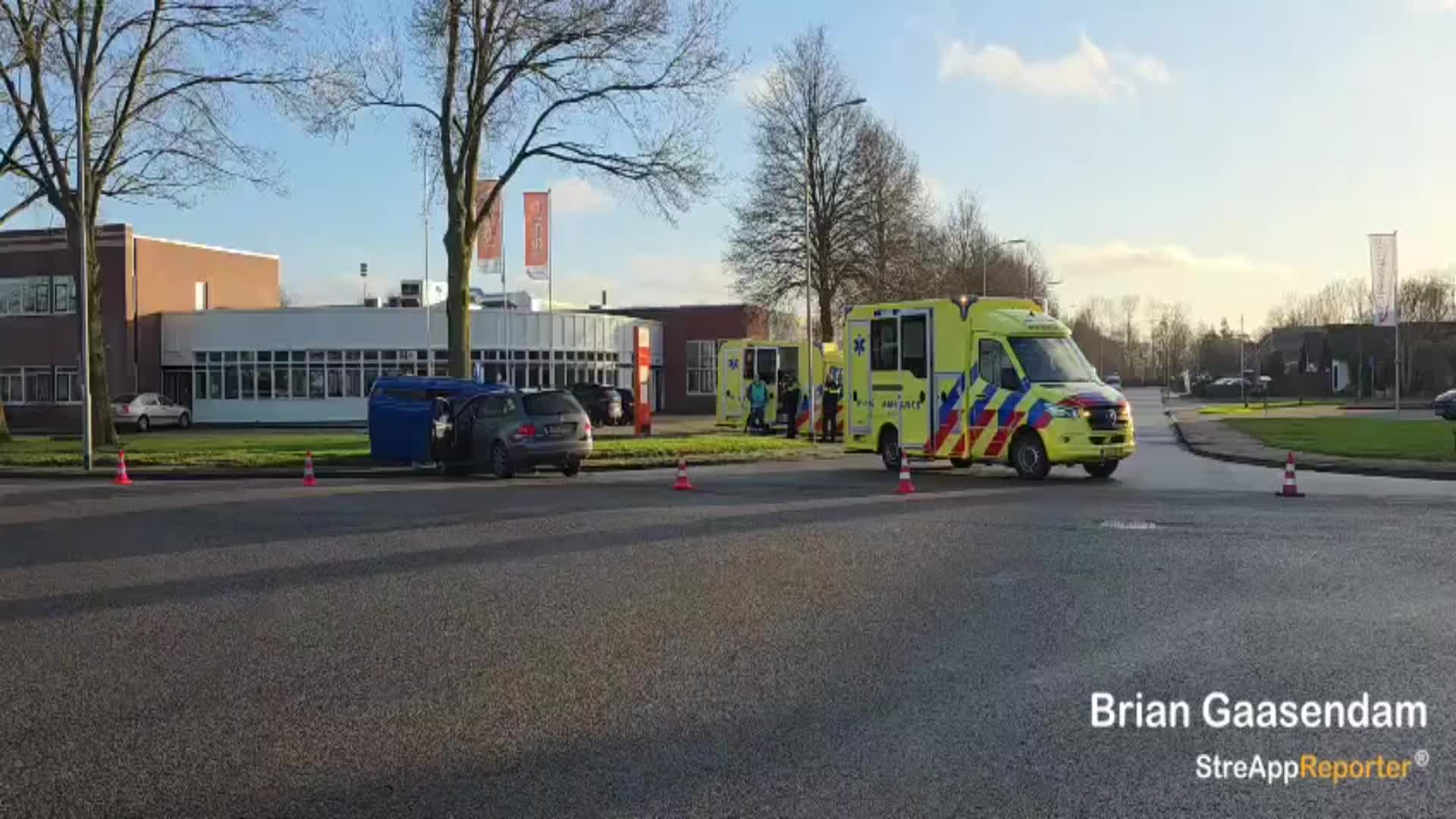 Auto na botsing op zijn kant in Winschoten