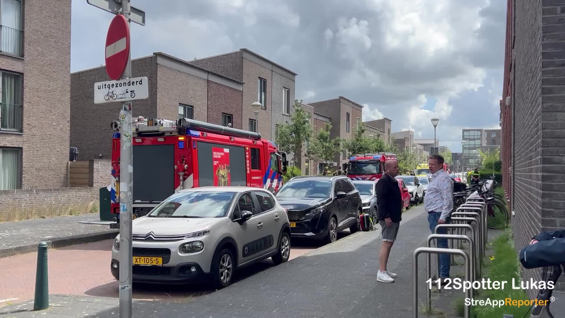 Brandweer redt twee kinderen uit brandend huis