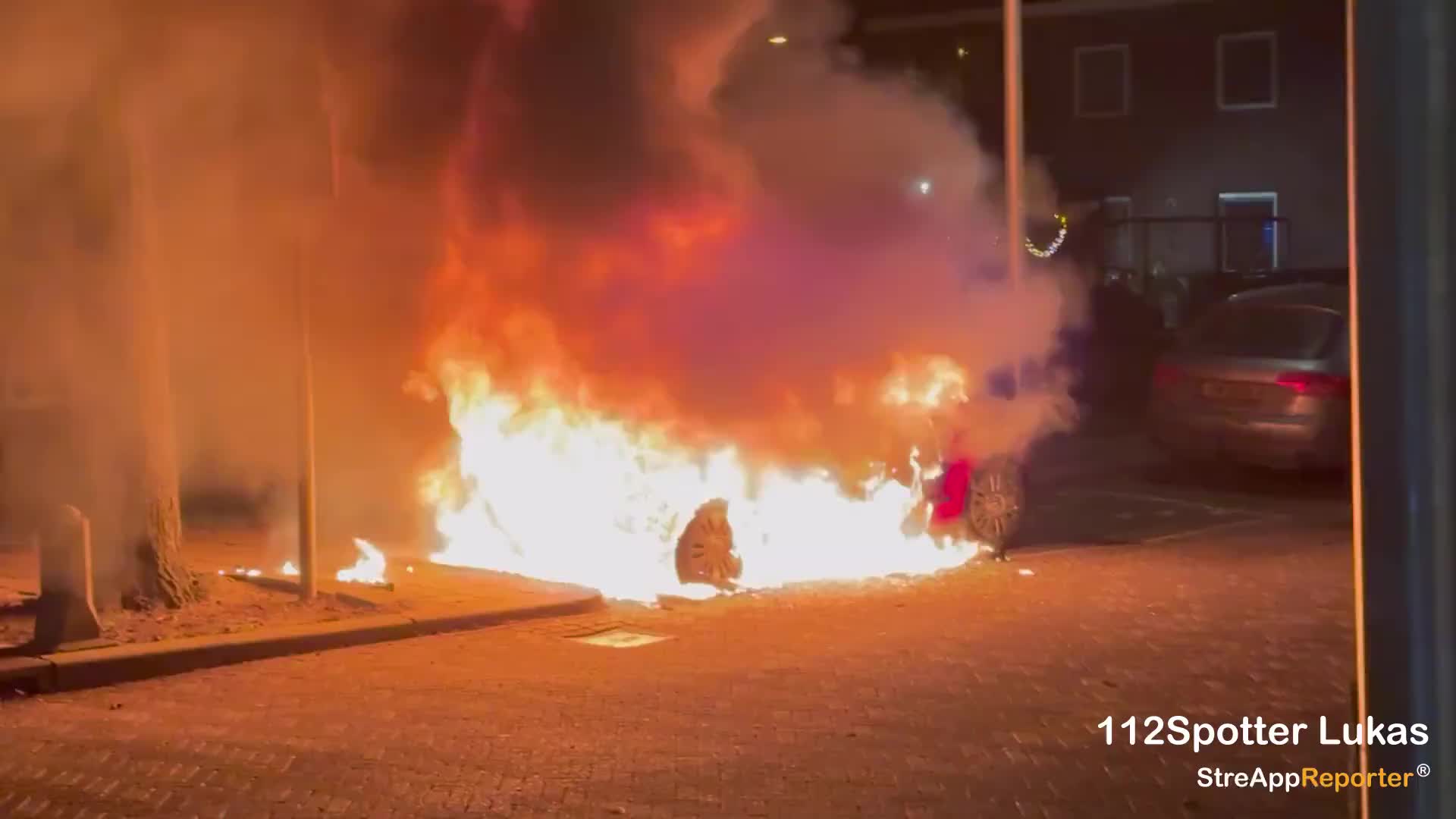 Auto verwoest door vlammen