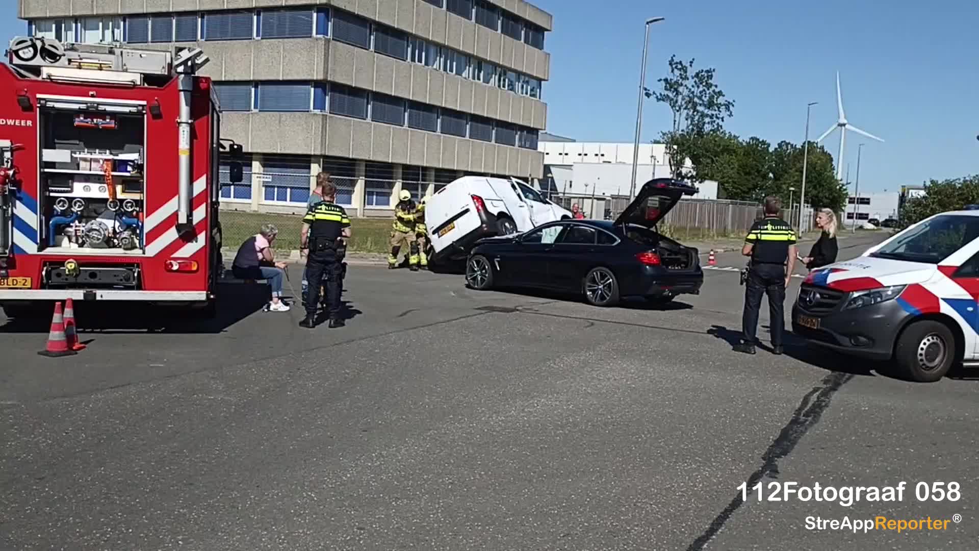 Auto beland op z’n zij