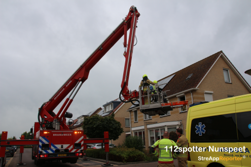 Brandweer assisteert ambulance met afhijsen.