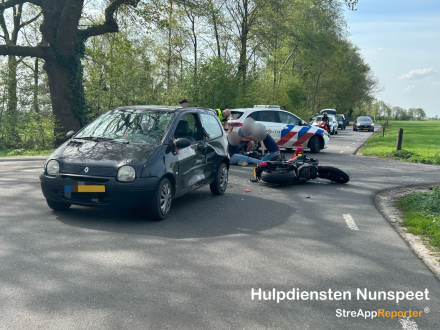 Motor botst op auto in Nunspeet