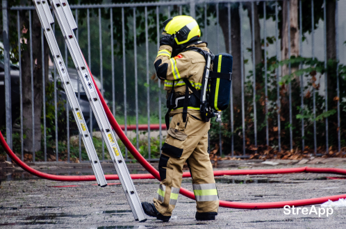 Lading van vrachtwagen in de brand gevlogen