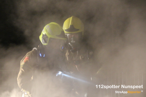 Moeilijk bereikbare autobrand midden in het bos