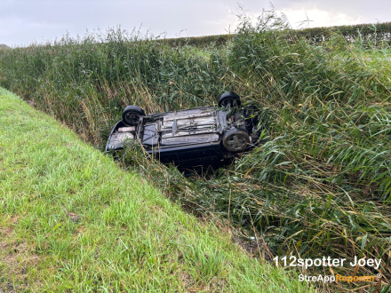 Auto belandt in het water