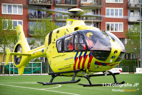 Traumahelikopter landt op voetbalveld vanwege medische noodsituatie
