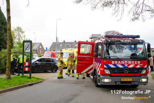 Auto crasht tegen hekwerk bij botsing in Hilversum