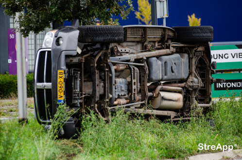 Amerikaanse bak raakt van de weg en belande op z'n zij na vastgelopen gaspedaal. 