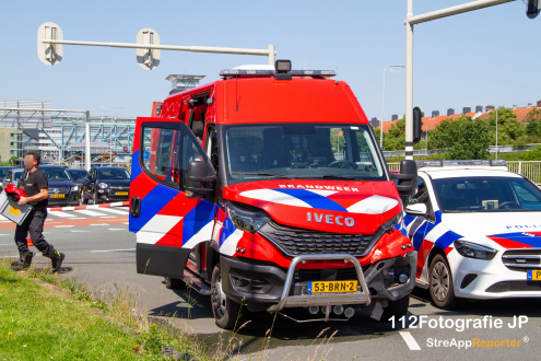 Brandweervoertuig komt in botsing tijdens spoedrit in Amsterdam