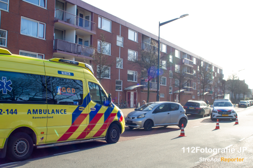 Scooterrijdster komt met de schrik vrij na botsing met auto in Haarlem