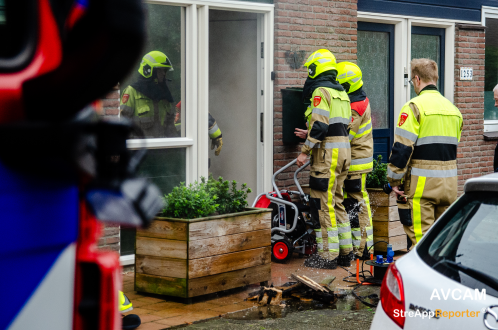 Houtkachel krijgt te weinig zuurstof; woning vol met rook. 