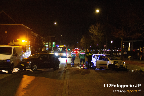 Twee personenauto’s komen frontaal in botsing in Haarlem 