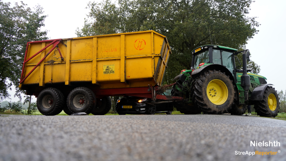 Automobilist komt onder kipper van trekker 