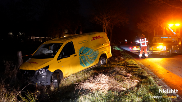 Bezorger belandt met bus in sloot