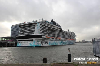 Groot cruiseschip in Amsterdam