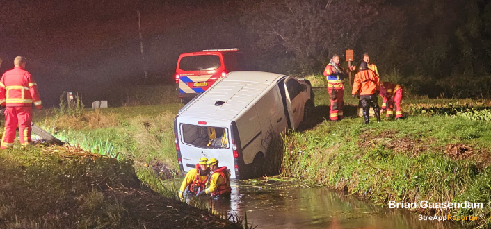 Bestelbus in de sloot bij Westerlee