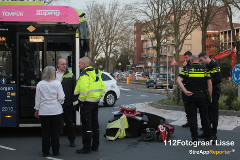 Scootmobiel geschept door bus