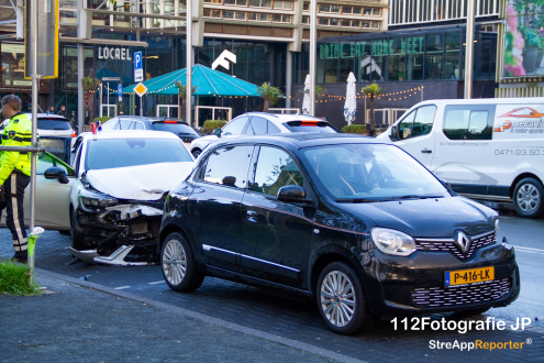 Flinke schade na botsing tussen twee personenauto's in Haarlem