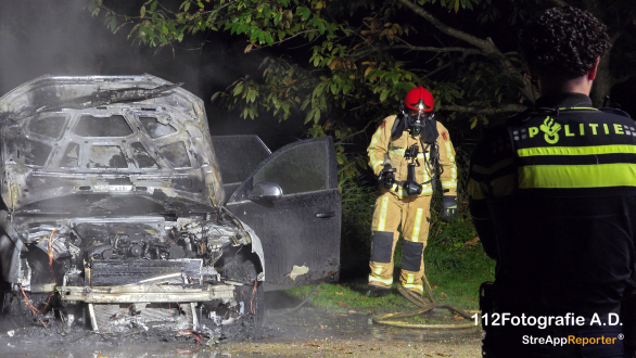 Personenauto brandt volledig uit