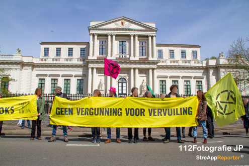 Extinction Rebellion blokkeert de N205 voor provinciehuis in Haarlem