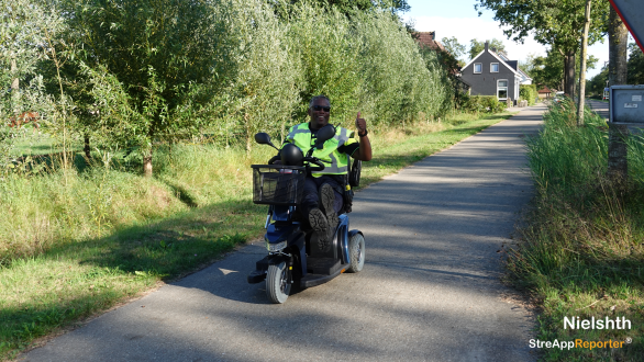 Vrouw met scootmobiel in de sloot