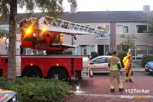 Brandweer help afhijsen patiënt.