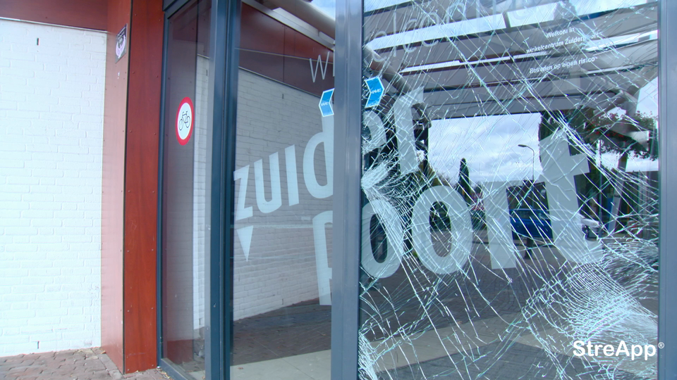 vandalisme Glas van intree bij winkel centrum Zuiderpoort in Wijchen