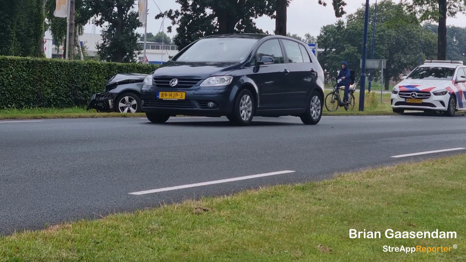 Automobilist crasht tegen boom in Veendam