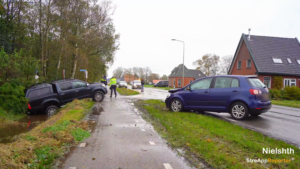 Twee auto's botsen in Donkerbroek 
