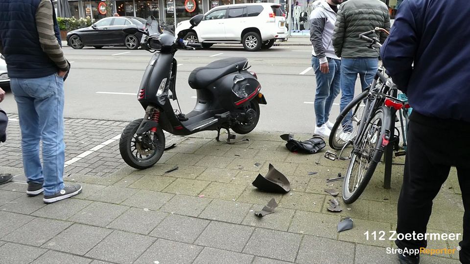 Auto botst op scooter op de 1e Middellandstraat in Rotterdam
